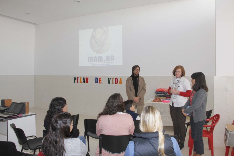 FOTO F. MELCHIORI// JORNADA SALUDABLE./ Un momento de la actividad en el SUM del CAPS del barrio Col&oacute;n.