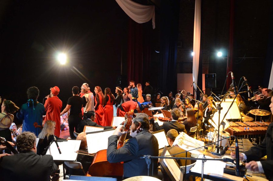 FOTO M. LIOTTA LA UNION HACE LA FUERZA. M&uacute;sicos, cantantes y bailarines ofrecieron dos funciones a sala llena.