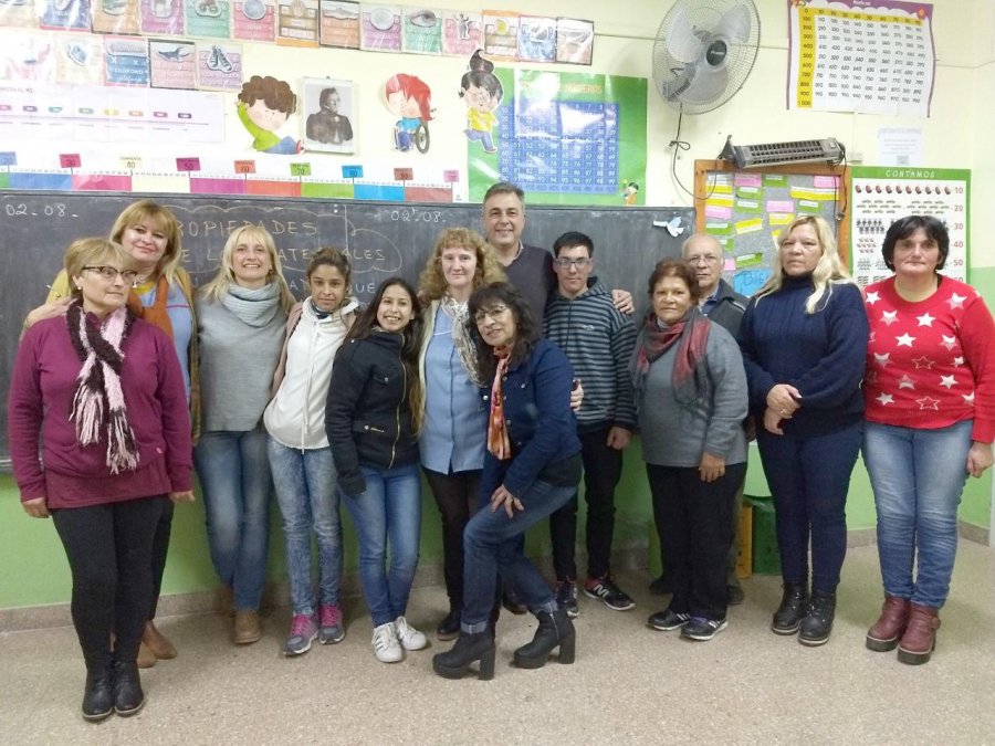FOTO PRENSA MUNICIPAL VALE LA PENA. Castellano junto a Andereggen, los docentes y los alumnos de la escuela para adultos de barrio Jard&iacute;n.