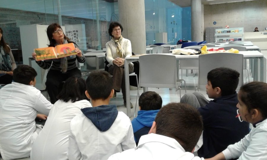LEYENDO./ Gladis de Fassi y Mar&iacute;a In&eacute;s Carena con los ni&ntilde;os en la Biblioteca Municipal.
