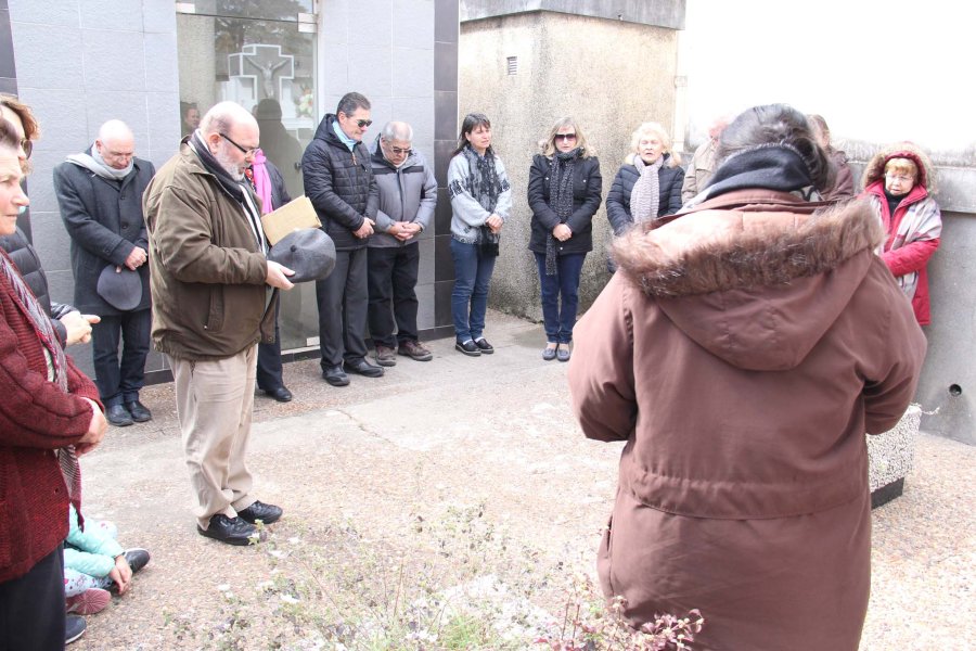 FOTO J. BARRERA RECUERDO. Un momento del homenaje al Padre Corti en el Cementerio Municipal.