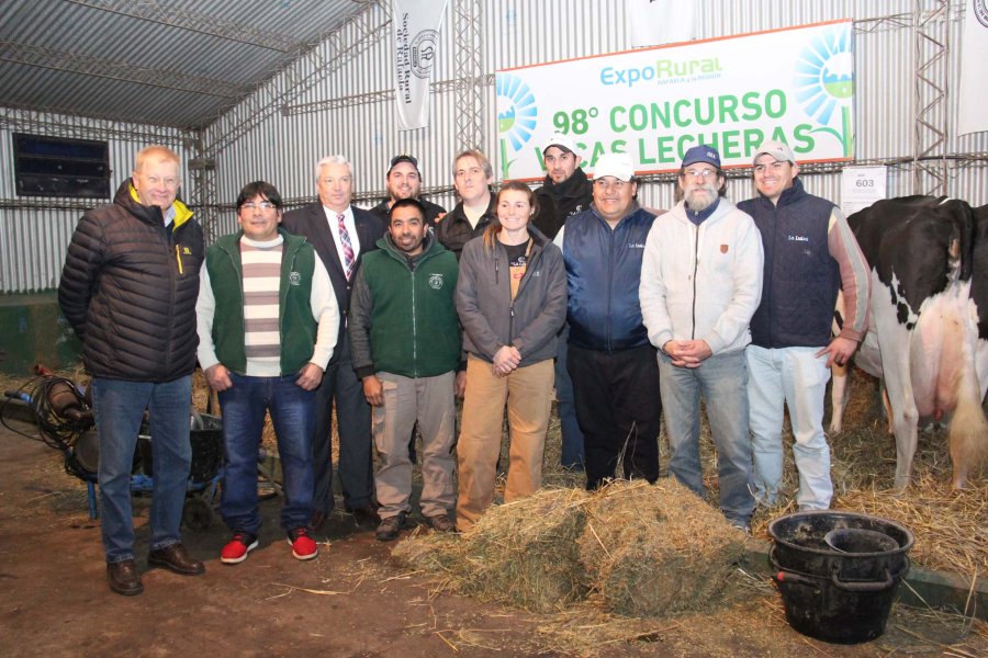 FOTO J. BARRERA VENCEDORES./ El equipo la Cabaña La Luisa con autoridades de la Rural de Rafaela.