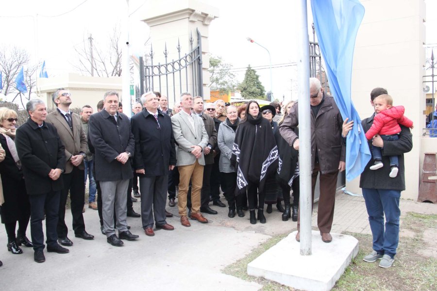 FOTO J. BARRERA IZAMIENTO./ A cargo de Egidio Vincenti, Leonardo Alassia y su bebé Constantino de 10 meses, rodeado de autoridades.
