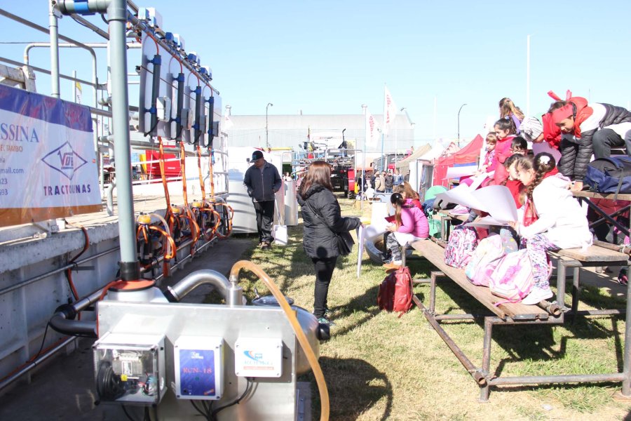 FOTO J. BARRERA CONCURSO./ Los chicos pintando.