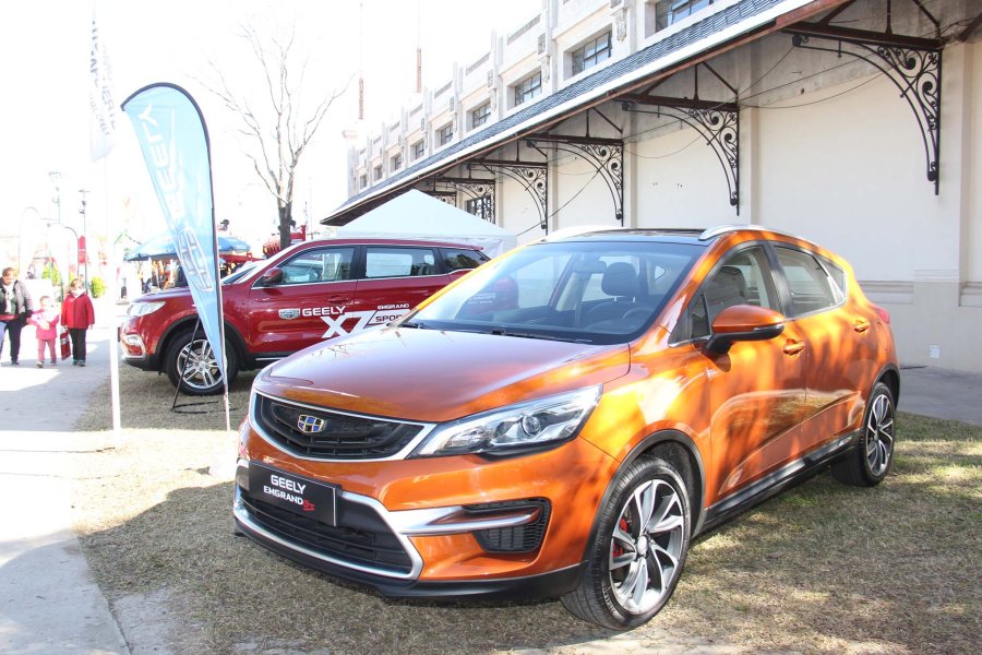 FOTOS J. BARRERA EMGRAND./ Los dos modelos Geely que se presentan en la Expo Rural de Rafaela. INTERIOR./ Son autos chinos que tienen un diseño y seguridad de alta gama.