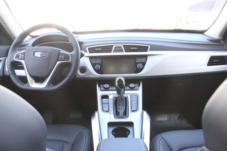 FOTOS J. BARRERA EMGRAND./ Los dos modelos Geely que se presentan en la Expo Rural de Rafaela. INTERIOR./ Son autos chinos que tienen un diseño y seguridad de alta gama.