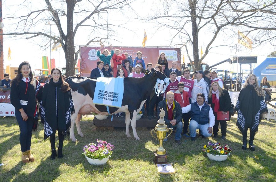 FOTO M. LIOTTA MAGENTA./ El equipo de trabajo de la Cabaña La Luisa de la familia Miretti.
