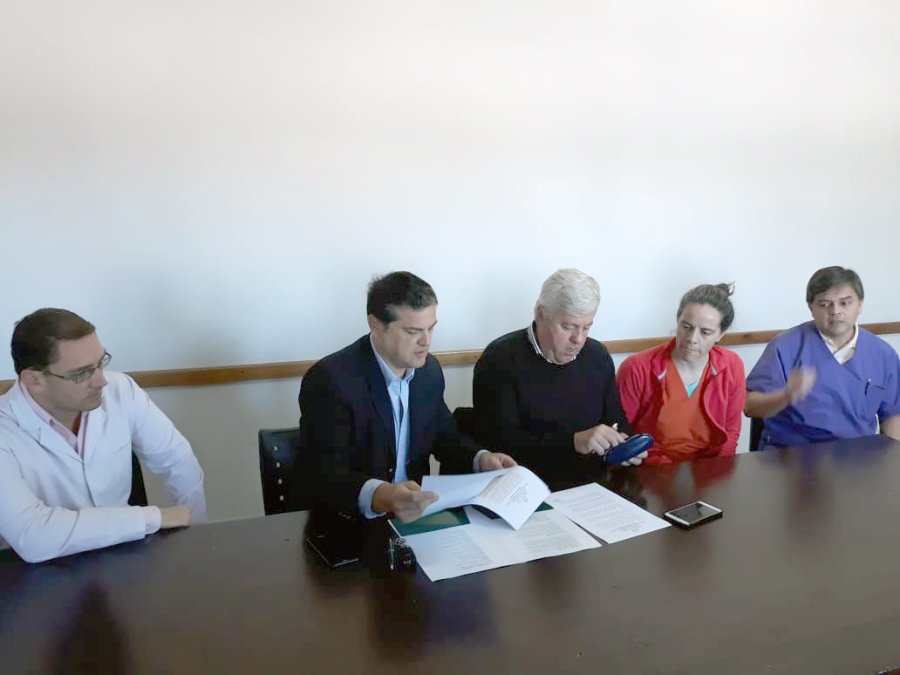 FOTO UCES FIRMA DEL CONVENIO./ Alejandro Fiorillo, Germ&aacute;n B&uuml;rcher, Jorge Bertram, Cecilia Manera y Julio Poi.