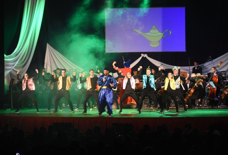 FOTO CP// VISITA./ Un momento del encuentro celebrado en la sede del establecimiento. ESPECTACULO./ Una de las escenas del show ofrecido en el Belgrano.