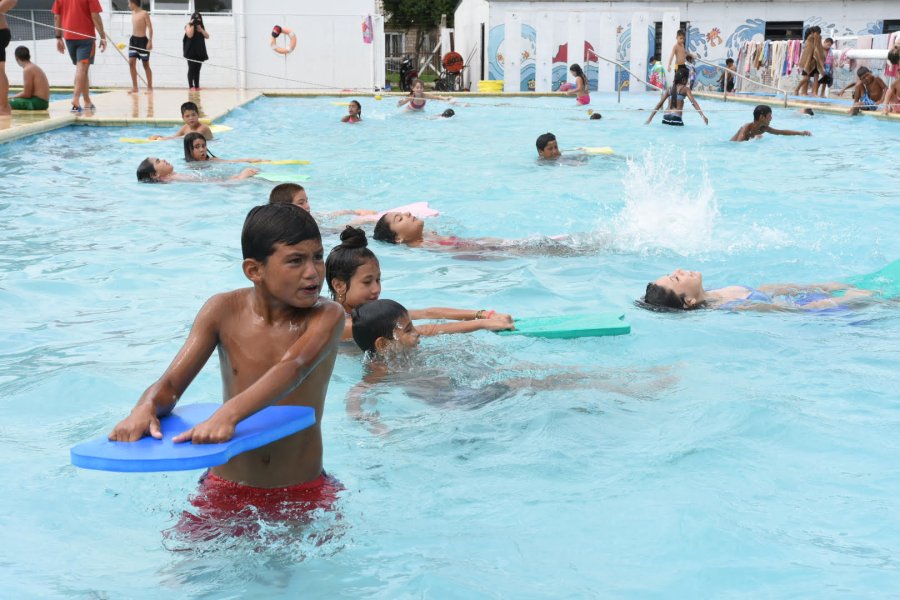 FOTO CP// TODOS AL AGUA./ Desde ayer, lunes, se renovaron los asistentes a la colonia.