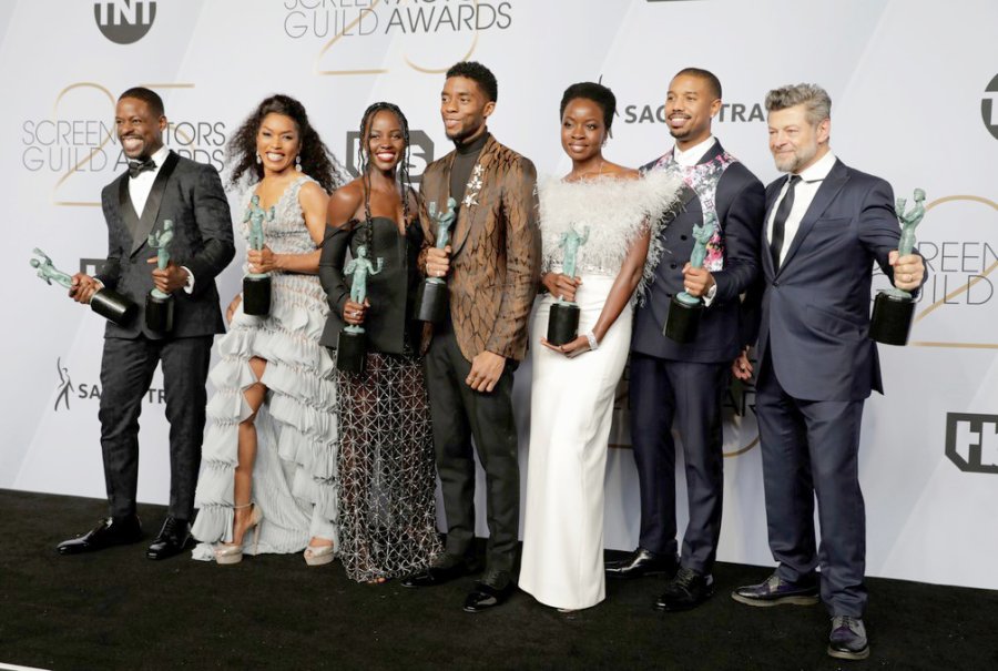 FOTO REUTER// PREMIADOS./ El elenco de Pantera Negra  celebrando el triunfo en los SAG