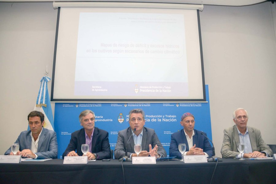 FOTO AGROINDUSTRIA PLANIFICACIÓN./ Los funcionarios durante la presentación del mapa.