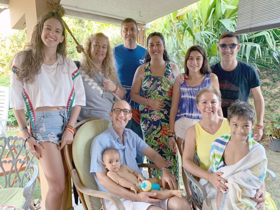 FOTO AS EN PANAMA./ Los j&oacute;venes de Tostado y Alberto Sanchis con la familia que los alojaron.