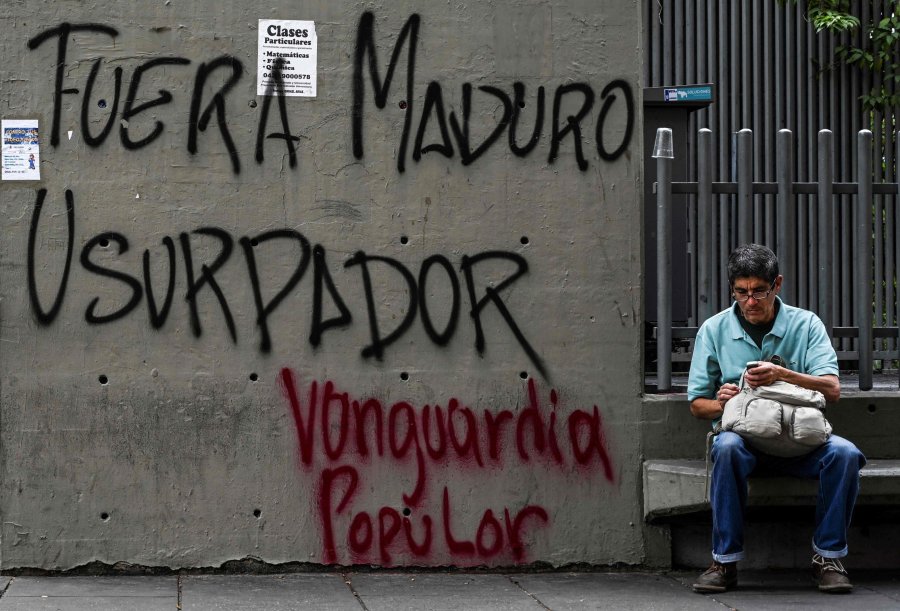FOTO AFP-NA EN LAS CALLES. Un graffiti en una pared de Caracas reclama el fin del gobierno de Maduro.