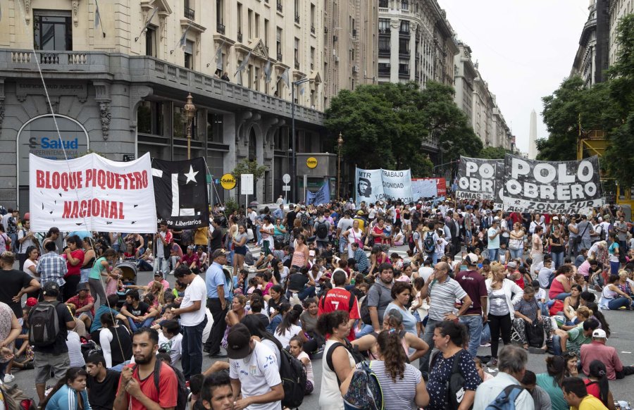 FOTO ARCHIVO NA LA CALLE. Con la recesi&oacute;n apretando casi todos los zapatos, el Gobierno sufrir&aacute; mayor desgaste con las protestas sociales.