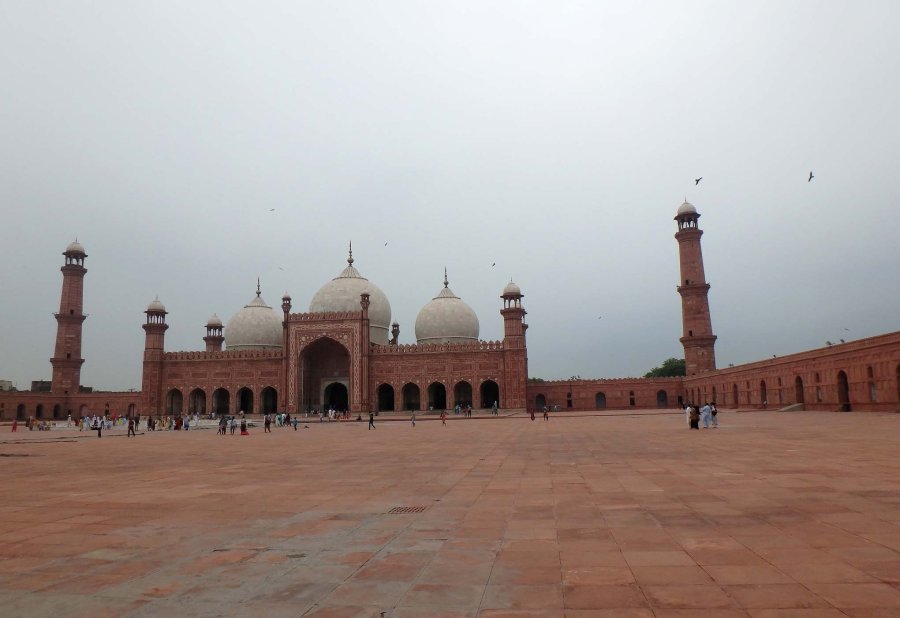 FOTO A. VOLPATO  EN EL CAMINO. Hacia Quetta, con la custodia de los &ldquo;Levies&rdquo; (fuerza paramilitar) MEZQUITA. Construida en 1673 por el emperador mogol Aurangzeb &ndash;Lahore-.