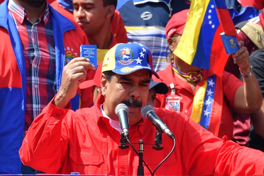 FOTOS AFP-NA A FAVOR./ Maduro en su primera aparici&oacute;n en seis meses en una plaza p&uacute;blica. EN CONTRA./ El presidente interino Guaid&oacute; rodeado de sus seguidores.