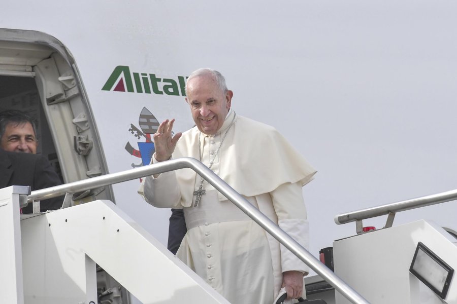 AFP-NA EN FIUMICINO./ Bergoglio antes de la partida sube al avi&oacute;n de Alitalia.