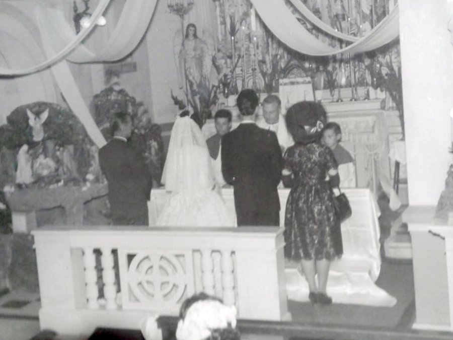 FOTO EGH ETAPA FINAL./ Arreglos de las paredes y la parte el&eacute;ctrica. FOTO ARCHIVO CASAMIENTO./ En la capilla del Hospital el 5 de enero de 1962.