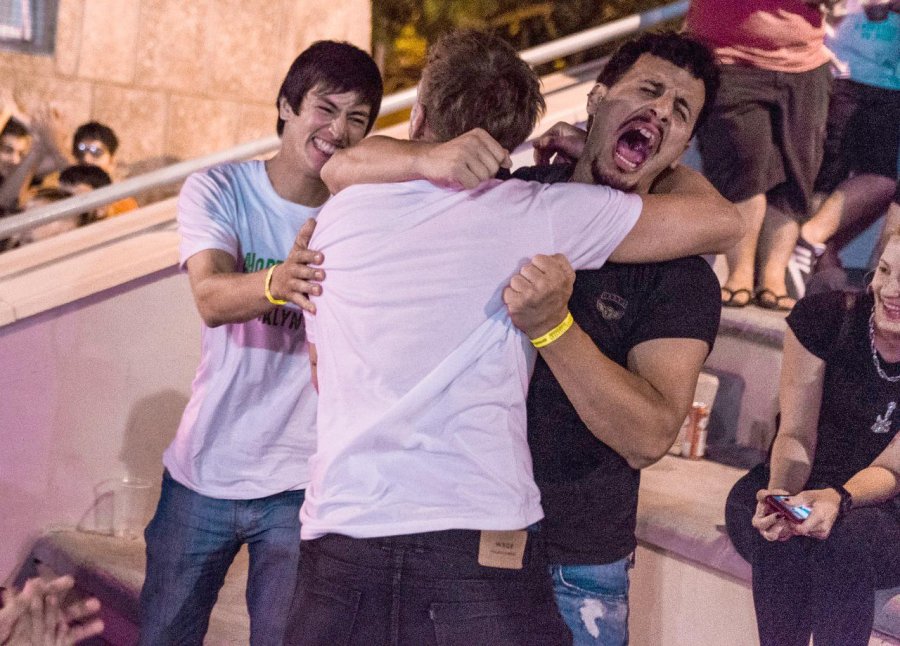 FOTO G. SANCHEZ PURA EMOCION. Iv&aacute;n Ibarra, Luciano Imhoff y Rodrigo Kinen festejan en el Anfiteatro al saber que son los ganadores del Pre Cosqu&iacute;n Rock.
