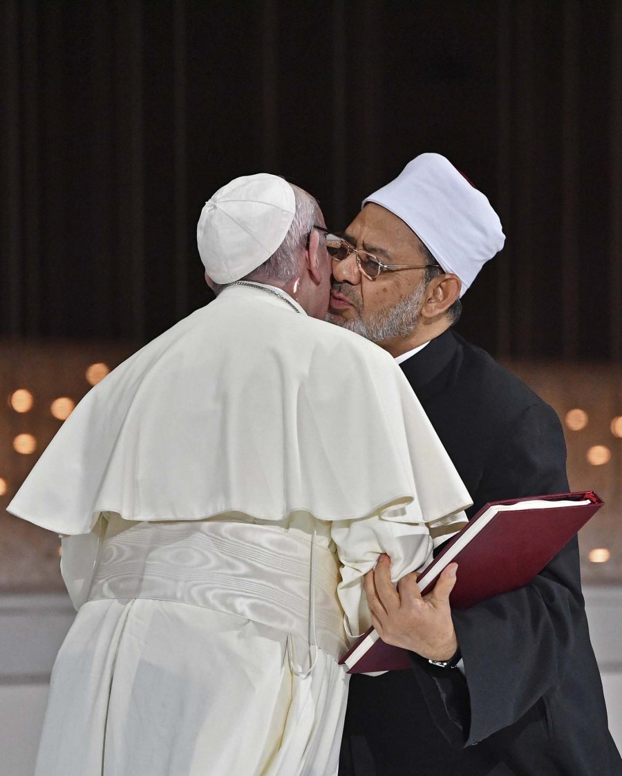 FOTO AFP-NA ABRAZO. El Papa y el Im&aacute;n se saludan en Abu Dabi.