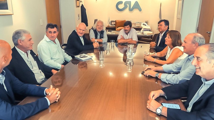 FOTO PROVINCIA REUNION./ Los representantes de las 4 entidades de la Mesa de Enlace con Lifschitz.