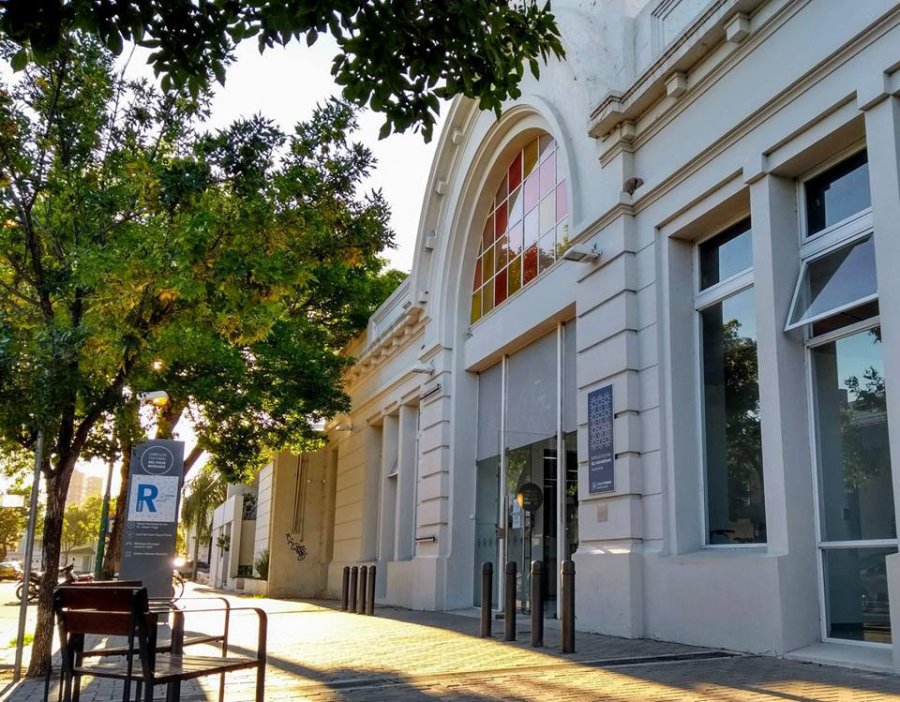 FOTO CP// FACHADA./ Acceso a la instituci&oacute;n ubicada en calle Sarmiento.