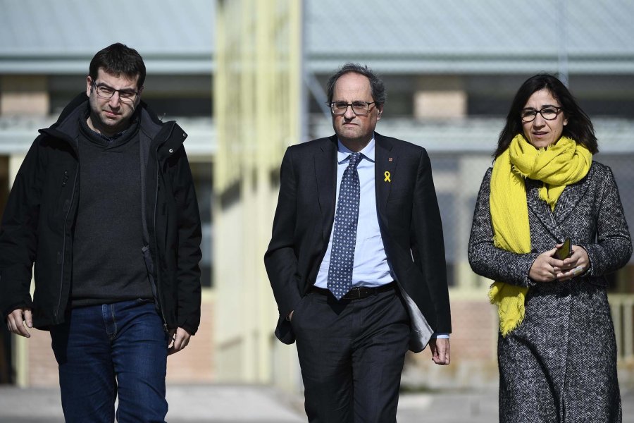 FOTO AFP-NA PREVIA. El presidente de Catalu&ntilde;a, Quim Torra, junto a Pere Cardus y Anna Figuera, despu&eacute;s de visitar a los l&iacute;deres separatistas catalanes en la prisi&oacute;n de Soto del Real, en Madrid.