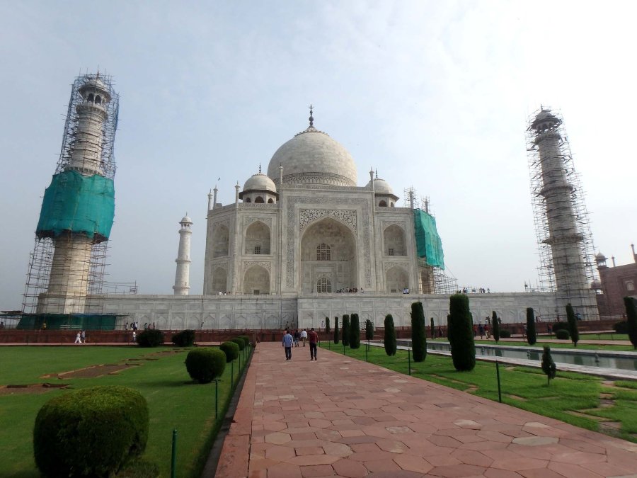 FOTOS A. VOLPATO TAJ MAHAL. Su nombre significa Corona de los Palacios, mausoleo construido entre 1632 y 1653 en la ciudad de Agra, a orillas del r&iacute;o Yamuna, por el emperador musulm&aacute;n Shah Jahan de la dinast&iacute;a mogola, en honor de su esposa favorita q