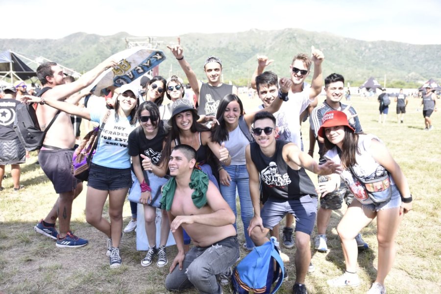 FOTOS G. SANCHEZ EN ACCION. A todo ritmo El Acople en uno de los escenarios del Cosquín Rock.  LOS AMIGOS. La cultura del aguante y la amistad no podía faltar para El Acople.