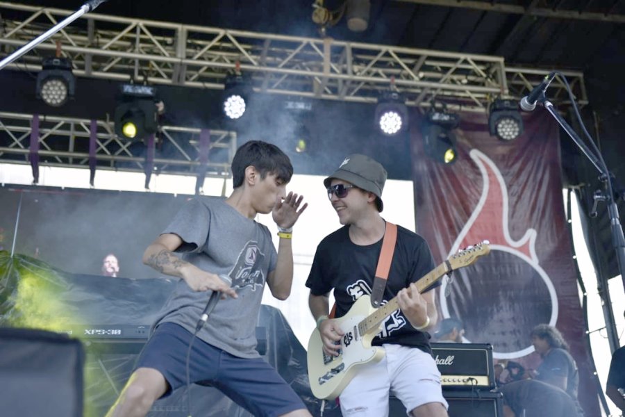 FOTOS G. SANCHEZ EN ACCION. A todo ritmo El Acople en uno de los escenarios del Cosqu&iacute;n Rock.  LOS AMIGOS. La cultura del aguante y la amistad no pod&iacute;a faltar para El Acople.