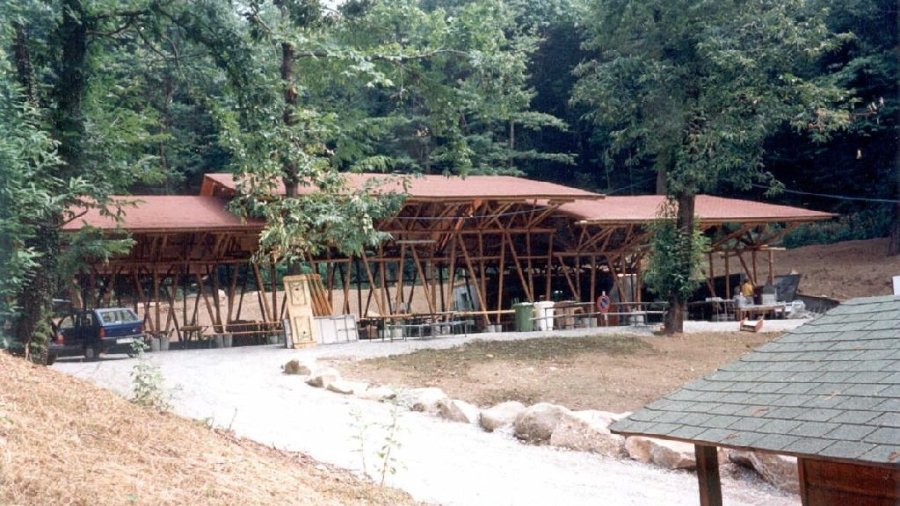 Salón de usos múltiples construido en bambú