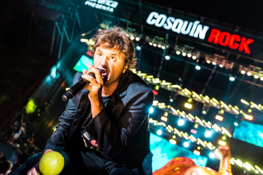 Foto G. S&aacute;nchez PURO CARISMA. Ciro y Los Persas brill&oacute; en el Escenario Norte en la segunda jornada del Cosqu&iacute;n Rock.  SUNCHALENSE. Lula Bertoldi y las Eruca Sativa dieron un potente show en la tarde de domingo.