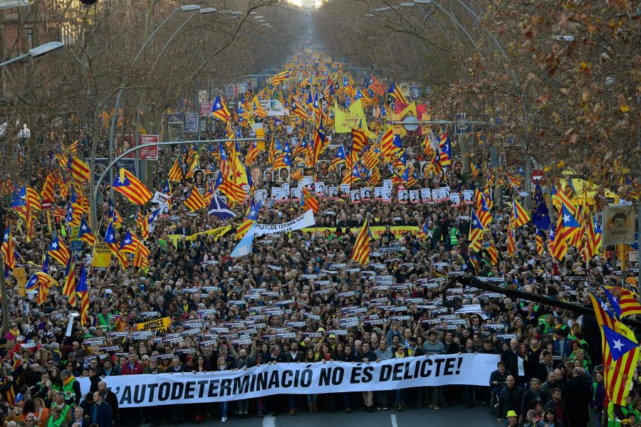 FOTO AFP-NA Cientos de miles protestan contra el juicio a independentistas catalanes.