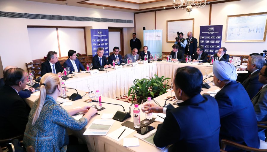 FOTO INTERNET REUNION. Fue protagonizada por el presidente argentino, y representantes de organismos chinos.