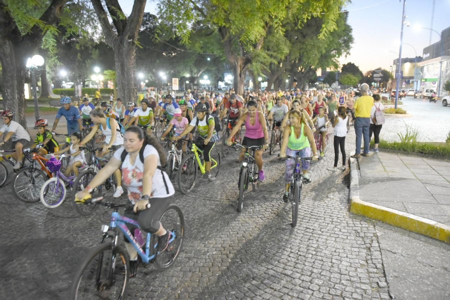 FOTO PRENSA MUNICIPALIDAD UNA MULTITUD./ Much&iacute;sima gente se volc&oacute; a la propuesta de la Municipalidad