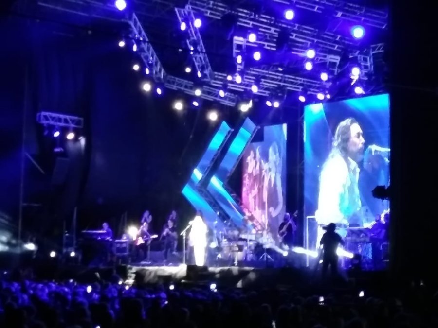 MARCO ANTONIO SOLIS./ El int&eacute;rprete en plena actuaci&oacute;n.