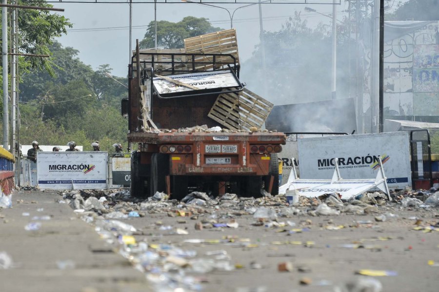 FOTO NA// OPROBIOSA IMAGEN./ Un cami&oacute;n que llevaba insumos de todo tipo totalmente destruido.