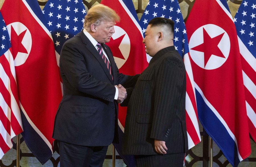 FOTO AFP-NA PRESIDENTES. Trump y Kim reunidos en Saig&oacute;n.