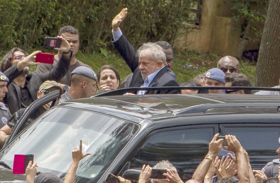 FOTO NA SALUDO./ Los militantes del PT lo acompa&ntilde;aron al cementerio.