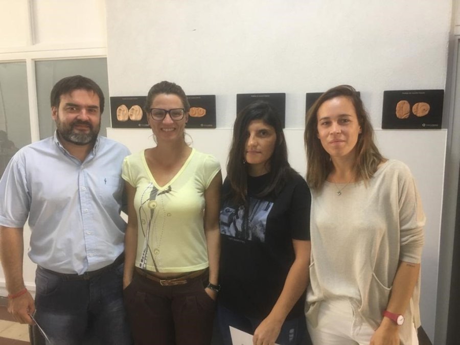 FOTO PRENSA MUNICIPALIDAD PREMIADOS. &ldquo;Popi&rdquo; Sabellotti, junto a Mauro Gentinetti, Anal&iacute;a Ojeda y Eva Menardi, los ganadores del concurso.
