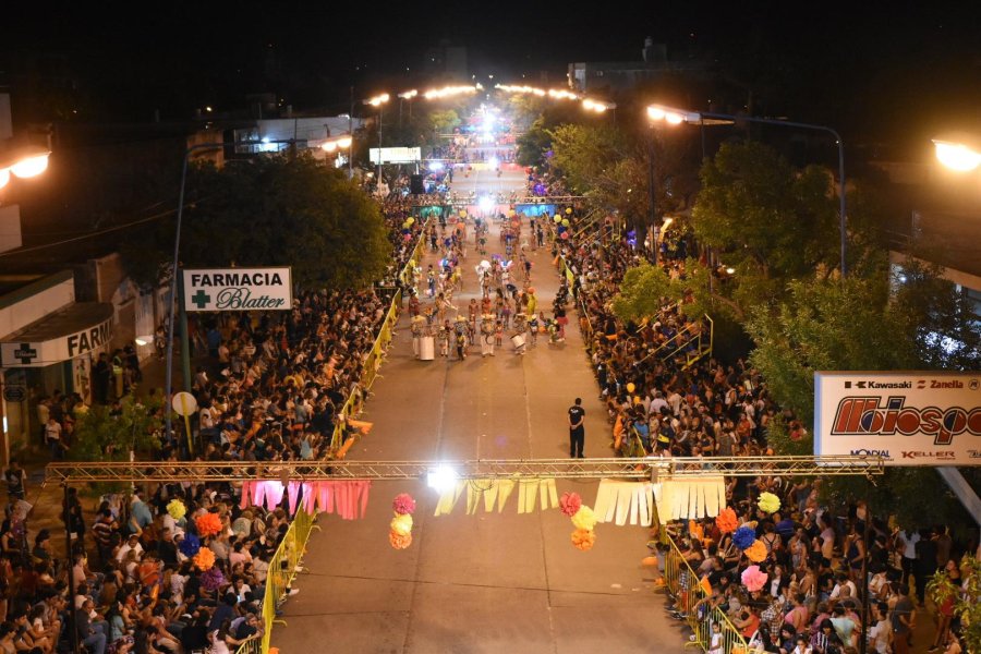 FOTO PRENSA MUNICIPALIDAD TODO BRILLO Y COLOR./ La alegr&iacute;a del Carnaval inund&oacute; la Avenida Santa Fe.   TODO CELEBRACION./ La participaci&oacute;n del p&uacute;blico fue espectacular.