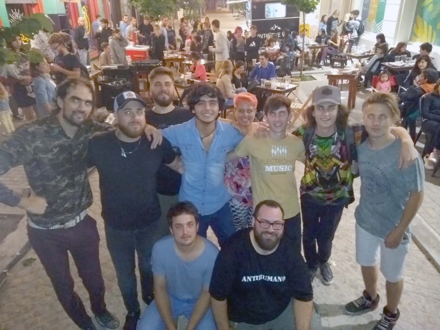 NOCHE DE AMIGOS./ El público y los artistas en especial simbiosis. OTRA OPCION./ La noche se desgranó en sonidos.