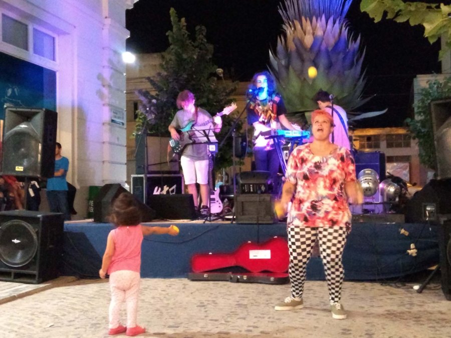 NOCHE DE AMIGOS./ El p&uacute;blico y los artistas en especial simbiosis. OTRA OPCION./ La noche se desgran&oacute; en sonidos.