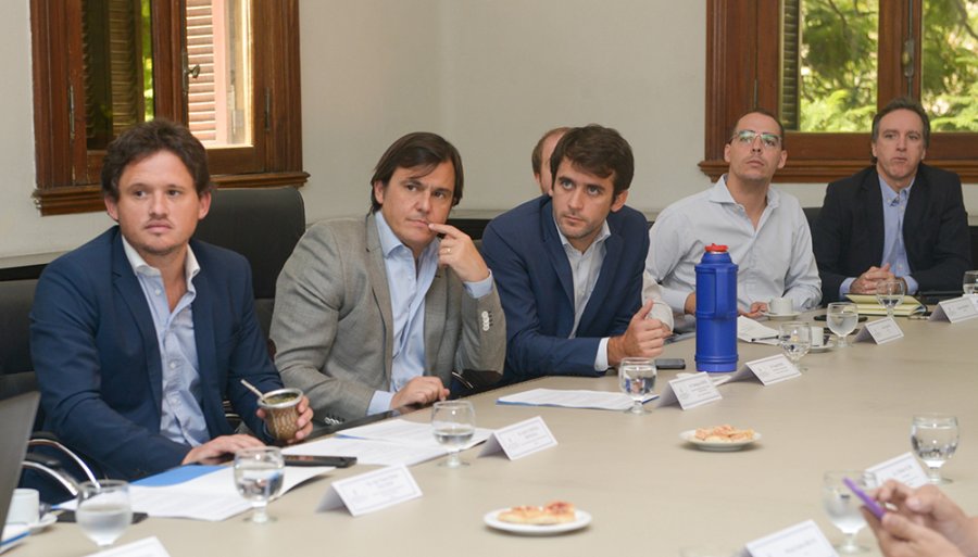 FOTO INTERNET REUNION. Parte de integrantes de la Comisión Nacional de Emergencia y Desastres Agropecuarios.