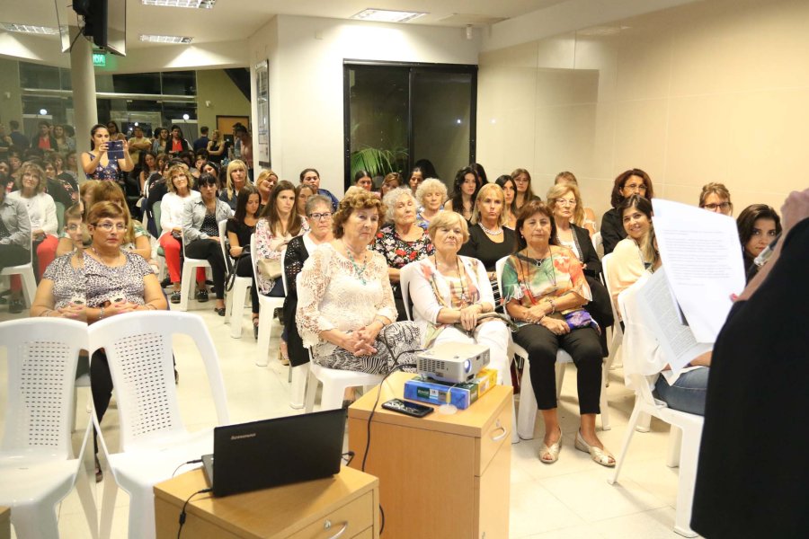 FOTO J. BARRERA// DIA DE LA MUJER./ Las rafaelinas, anoche  colmaron las instalaciones del banco cooperativo disfrutando de un singular agasajo.