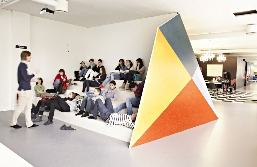 Sentar a los niños en filas de pupitres no favorece la creatividad ni el aprendizaje, sino el aburrimiento.