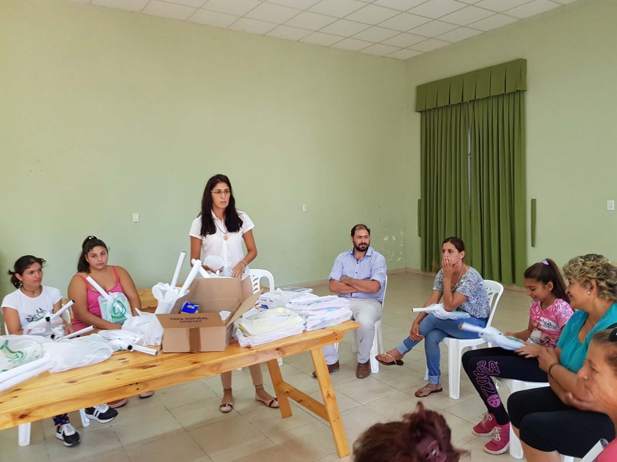 FOTO PRENSA COMUNA// BANDERAS RAMONENSES./ La entrega efectuada en el Centro de Salud. ACOMPA&Ntilde;AMIENTO FAMILIAR-ESCOLAR./ Uno de los recientes encuentros que buscan aportar al comienzo escolar. FONDO DE ASISTNECIA EDUCATIVA./ Momentos en los que se ef