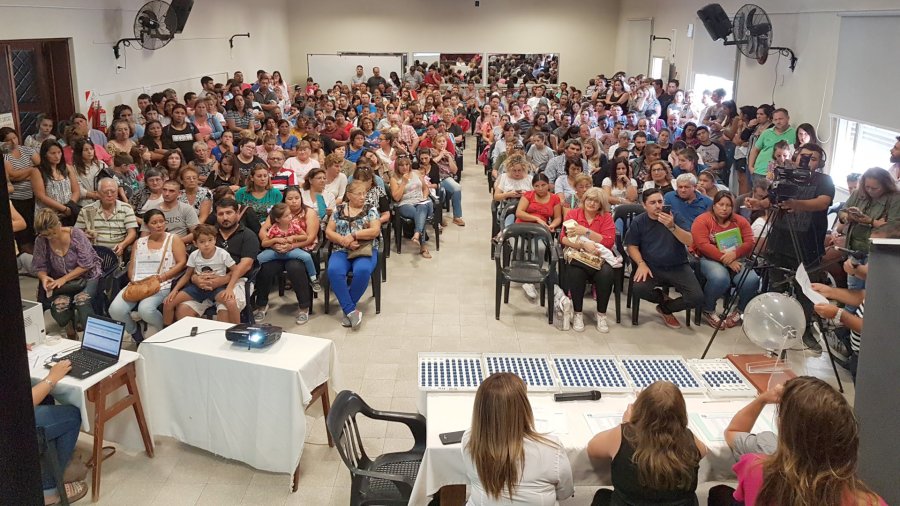 FOTO SCS// SORTEO./ Inmenso inter&eacute;s despert&oacute; el acto realizado en el Liceo Municipal Angela Peralta Pino.