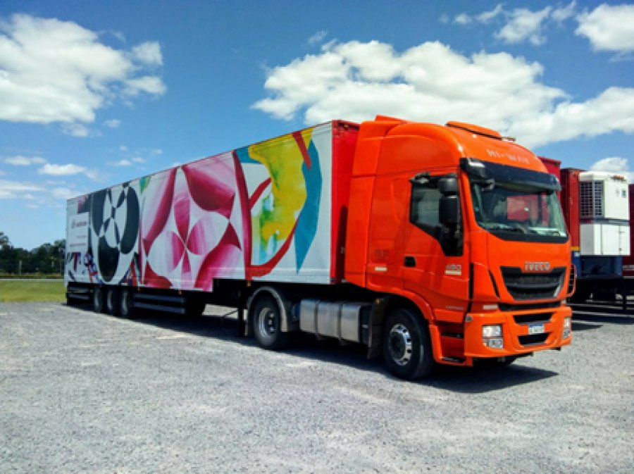 FOTO PRENSA FUNDACION// ARTE SOBRE RUEDAS./Consta del ploteo con creaciones de artistas argentinos sobre los camiones del Grupo Log&iacute;stico Andreani.